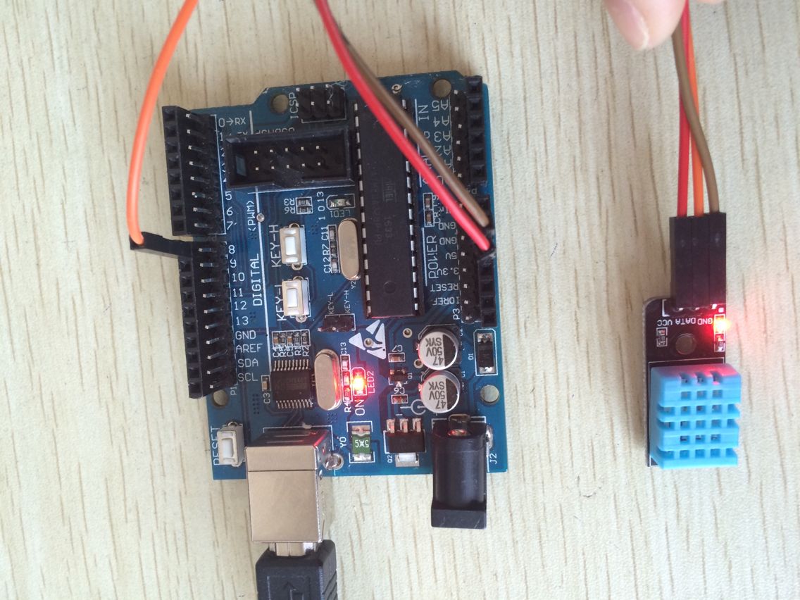 DHT11模块接UNO：VCC→5V、DATA→D2、GND→GND